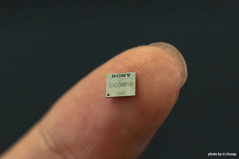 Микросхема наушников Sony в живую, на пальце