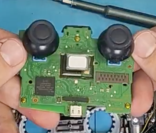 Разобранный геймпад Dualshock 4 — видны модули аналоговых стиков ALPS