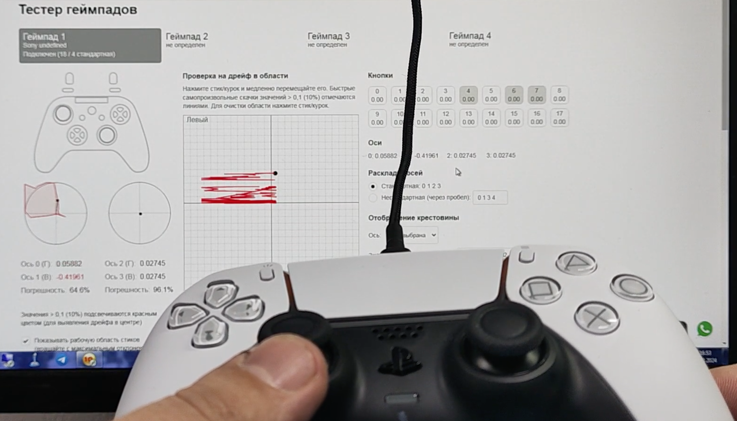 Мастер проводит диагностику геймпада Dualshock 4 в сервисном центре